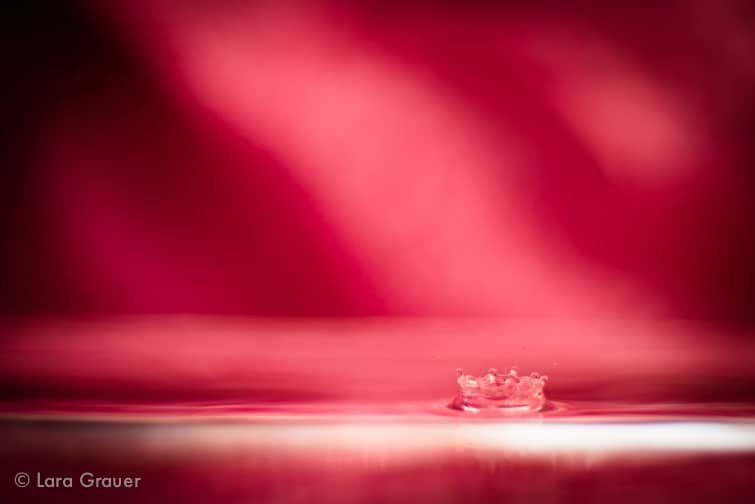 water+drop+red+background+2