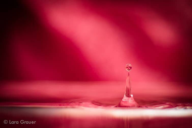water+drop+red+background+3