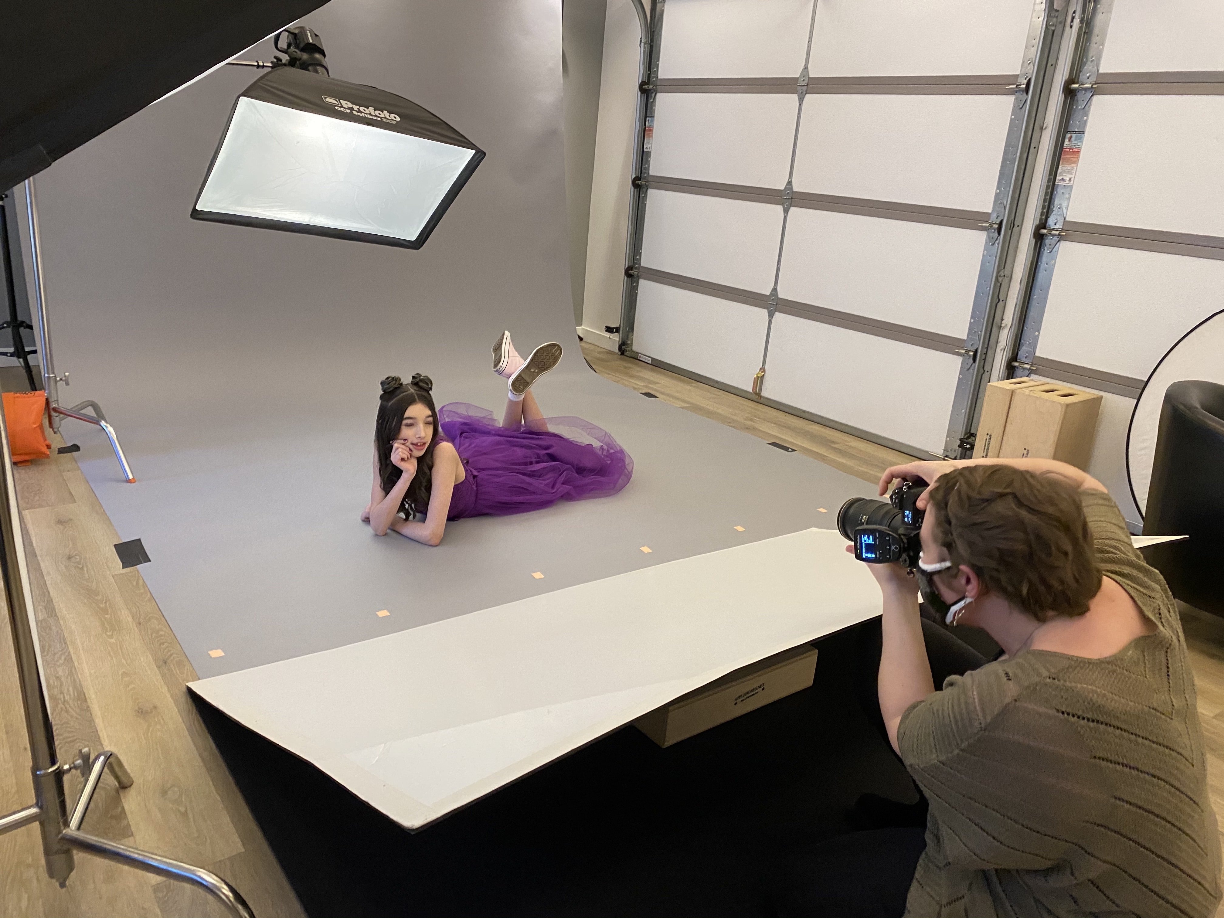 behind the scenes photo of a girl being photographed by Lara Grauer